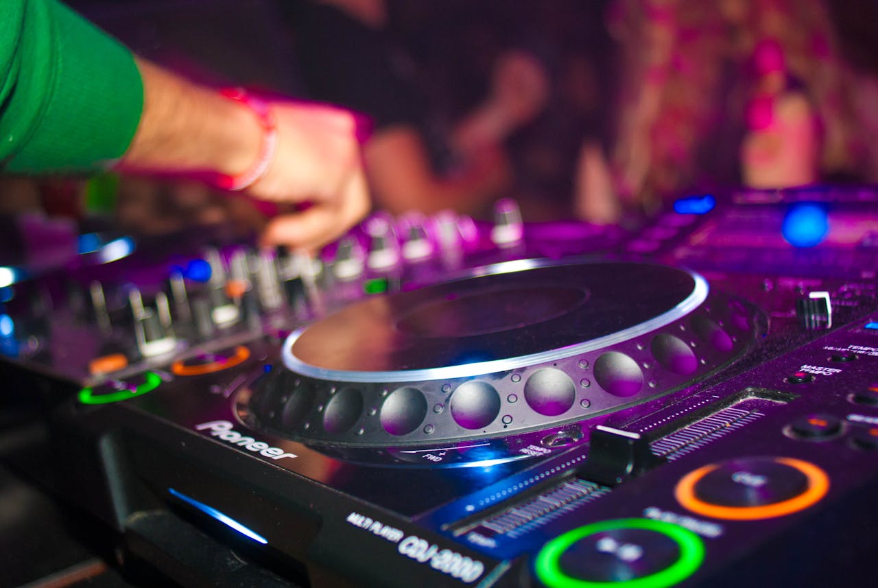 DJ Party Feiern Als DJ Karriere machen – Tipps und Tricks für deinen Weg an die Decks