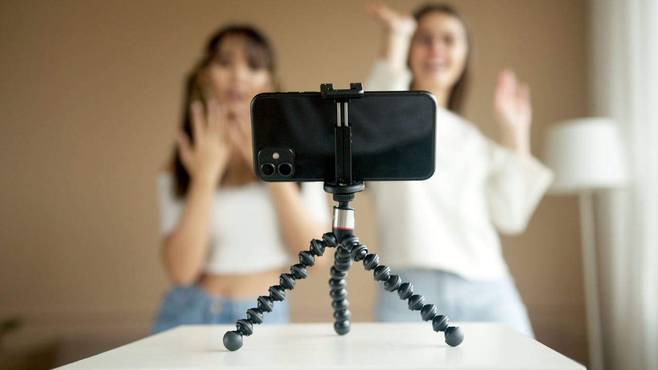 Influencer tanzen vor dem Smartphone Tänze, die in den sozialen Medien viral gehen