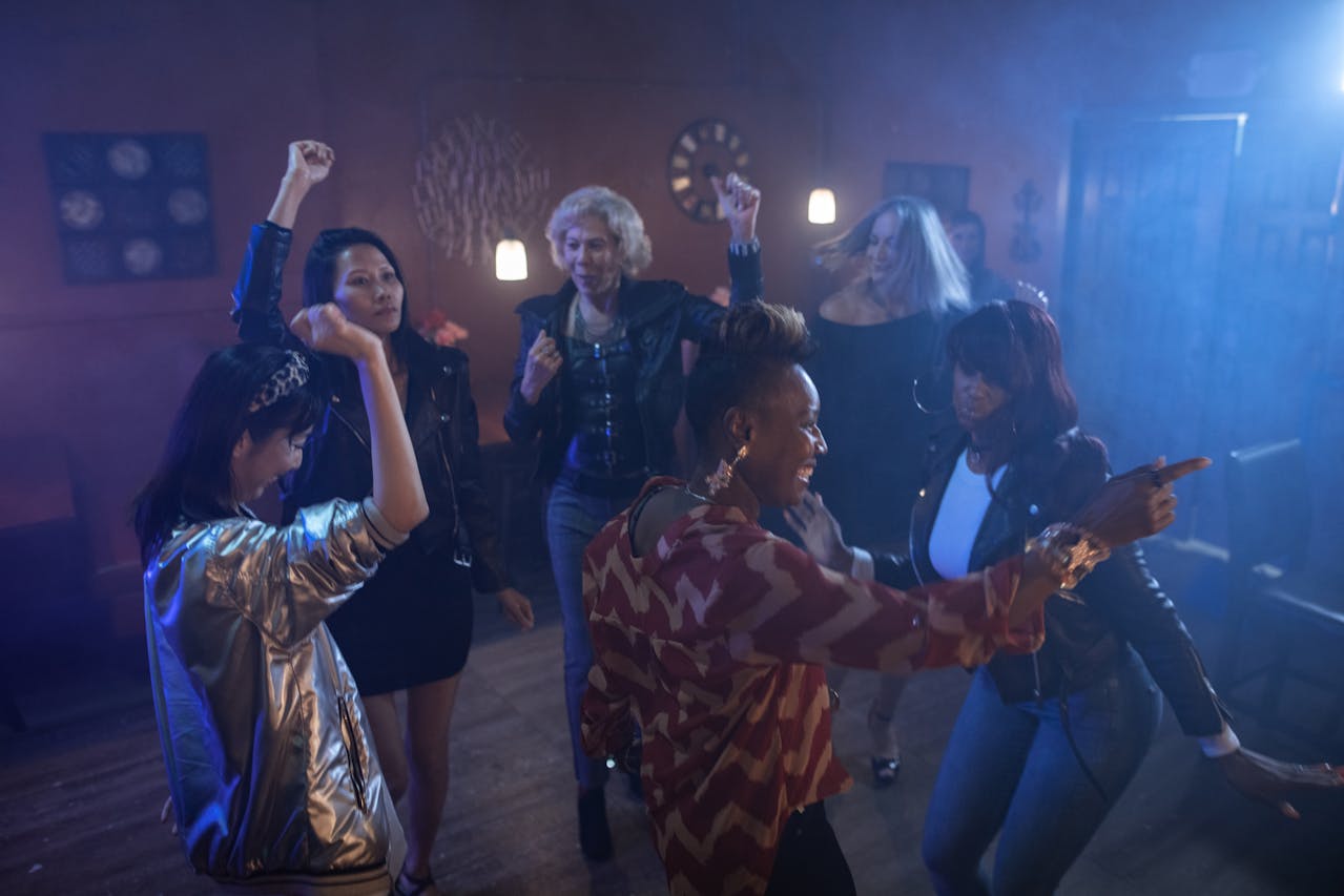 Tanz multikulturelle Gruppe kulturelle Diversität Wohnungseinrichtung für Tänzer – praktisch, inspirierend und stilvoll